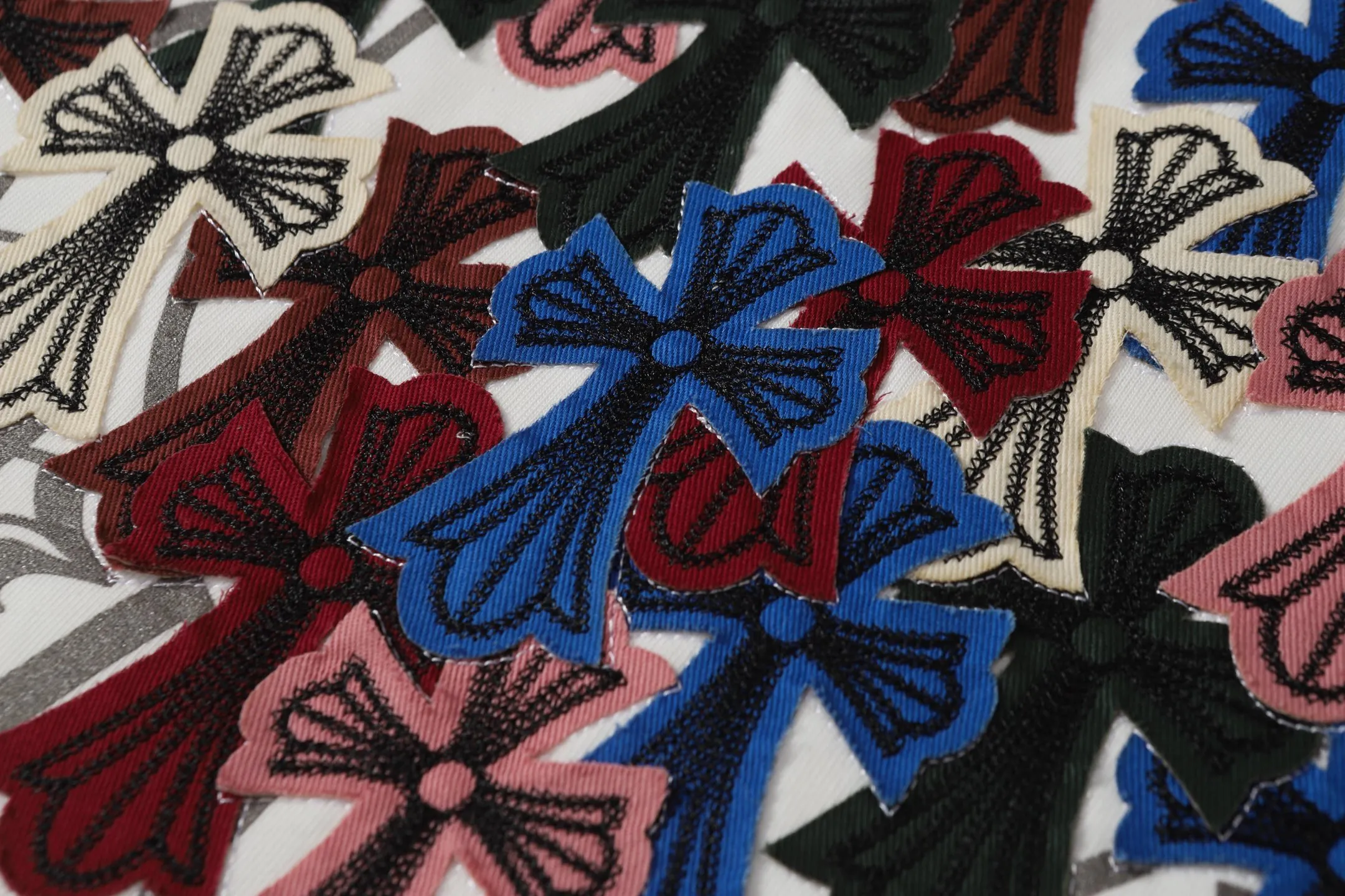 P190 Chrome Hearts CH Chrome Hearts Colorful Cross Embroidery Short Sleeve T-shirt Use imported Tajima machine embroidery, correct configuration, black 2025 Chrome Hearts transparent packaging bag, 280g custom-dyed double yarn cotton, large version, loose and stylish, different from low version, slim and long version, upper body and hip stretch, 100% commitment: top quality, not fast food, the highest version on the market, top quality - different from the ordinary versions in the market, if you care about quality You must also respect the price. Absolutely zero after-sales service. The return rate so far is 0. It’s hard not to love the style. - 280g custom-dyed double yarn fabric. - Correct high-density main mark, washed tag, hand-sewn.